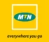 ماذا سيحدث لمشتركي MTN بعد منح الرخصة الجديدة؟ وكيف سيتغير سوق الاتصالات السوري؟ محمد المعراج | فريق التحرير دخل ملف المشغل الخليوي الجديد في سوريا مرحلته الأكثر حساسية، بعد انتقال عملية منح الرخصة إلى مرحلة ما بعد فتح العروض المالية، وفق الجدول الرسمي المنشور على منصة الترخيص التابعة لوزارة الاتصالات وتقانة المعلومات. هذه الخطوة لا تعني فقط اقتراب إعلان اسم المشغل الفائز، بل تفتح أيضاً الباب أمام سؤال أكبر يهم ملايين السوريين: ماذا سيحدث لمشتركي MTN؟ وهل ستتغير جودة الاتصالات والإنترنت فعلاً؟ الرخصة الجديدة، الممتدة لعشرين عاماً، تأتي في سياق إعادة تنظيم سوق الاتصالات الخليوية في سوريا، بعد إعلان وزارة الاتصالات إطلاق منافسة عالمية لرخصة جديدة تحل محل رخصة MTN Syria، وذلك ضمن برنامج أوسع لتحديث القطاع وتعزيز البنية الرقمية. ووفق ما أعلنته سانا سابقاً، فإن الطرح الجديد يستهدف جذب مشغل قادر على المساهمة في تحديث قطاع الاتصالات، وفتح المجال أمام استثمارات جديدة في الشبكات والخدمات. مناقصة ليست عادية في ظاهر الأمر، نحن أمام مناقصة رخصة تشغيل جديدة. لكن في العمق، هذا الملف يتجاوز فكرة دخول شركة وخروج أخرى. قطاع الاتصالات الخليوية في سوريا لم يعد مجرد خدمة مكالمات ورسائل، بل صار عصباً أساسياً للحياة اليومية: العمل، التعليم، الخدمات المالية، التجارة، الإعلام، صناعة المحتوى، التواصل الاجتماعي، وحتى الخدمات الحكومية الرقمية. لهذا السبب، فإن منح رخصة مشغل جديد سيكون من أهم القرارات التنظيمية في قطاع الاتصالات السوري خلال السنوات الأخيرة. فالرخصة الجديدة لن تحدد فقط هوية المشغل الذي سيحل محل MTN، بل ستحدد أيضاً طبيعة السوق خلال السنوات القادمة: حجم الاستثمار، مستوى المنافسة، جودة الخدمة، آلية حماية المشتركين، ومستقبل الإنترنت المحمول. بحسب منصة الترخيص الرسمية، تضمن الجدول المحدث عدة مراحل رئيسية، من استقبال الأسئلة والطلبات، إلى إعلان نتائج التأهيل، وصولاً إلى فتح العروض المالية المغلقة في الأول من حزيران/يونيو 2026. وهذا يعني أن الملف دخل فعلياً منطقة الحسم الفني والمالي، بانتظار إعلان القرار النهائي. ماذا عن مشتركي MTN؟ هذا هو السؤال الأكثر حساسية بالنسبة للمستخدمين. ملايين المشتركين لا يعنيهم كثيراً اسم الشركة الجديدة بقدر ما يعنيهم مصير خطوطهم، أرقامهم، باقاتهم، أرصدتهم، وتغطيتهم اليومية. من الناحية العملية، من غير المنطقي أن يؤدي الانتقال إلى انقطاع مفاجئ أو فقدان أرقام المشتركين، لأن أي عملية ترخيص بهذا الحجم يجب أن تتضمن خطة انتقال واضحة تحفظ استمرارية الخدمة. لكن إلى حين صدور تفاصيل رسمية، تبقى الأسئلة مفتوحة: هل تنتقل قاعدة المشتركين تلقائياً إلى المشغل الجديد؟ هل تتغير الباقات؟ هل تبقى الأرقام كما هي؟ كيف سيتم التعامل مع الرصيد والخدمات المفعّلة؟ وهل ستظهر مرحلة انتقالية باسم تجاري جديد أو إدارة تشغيلية جديدة؟ الجواب النهائي لهذه الأسئلة يجب أن يأتي من وزارة الاتصالات والمشغل الفائز عند الإعلان الرسمي. لكن المؤكد أن أي اضطراب في مرحلة الانتقال سيؤثر على ثقة الناس بالسوق، لذلك ستكون إدارة هذا الملف اختباراً مبكراً لقدرة المشغل الجديد على التعامل مع جمهور واسع وحساس. هل تتحسن جودة الخدمة؟ الرهان الأكبر في هذه الرخصة ليس الإعلان، بل التحسن الملموس في الخدمة. المستخدم السوري لا ينتظر بياناً رسمياً بقدر ما ينتظر فرقاً حقيقياً في الإشارة وسرعة الإنترنت واستقرار الاتصال. تحسين الخدمة يحتاج إلى استثمارات مباشرة في المحطات، الشبكات، البنية الناقلة، أنظمة التشغيل، وخدمة العملاء. كما يحتاج إلى مؤشرات أداء واضحة تراقبها الجهات التنظيمية، مثل نسب التغطية، متوسط سرعة الإنترنت، معدلات انقطاع الخدمة، زمن الاستجابة للشكاوى، وجودة الاتصال في المدن والأرياف. إذا كانت الرخصة الجديدة مرتبطة بالتزامات استثمارية وتشغيلية حقيقية، فقد نشهد تدريجياً تحسناً في المناطق التي تعاني من ضعف التغطية أو بطء الإنترنت. أما إذا اقتصر التغيير على تبديل إداري أو تجاري، فلن يشعر المواطن بفارق كبير. الجيل الخامس… وعد أم واقع قريب؟ ارتبط الحديث عن المشغل الجديد أيضاً بخدمات الجيل الخامس. وهذا ملف مهم، لكنه يحتاج إلى دقة تحريرية. حتى الآن، لا يعني فتح العروض المالية أن خدمات 5G ستبدأ فوراً في دمشق أو غيرها من المحافظات. الجيل الخامس يحتاج إلى تجهيزات، ترددات، شبكة ألياف داعمة، استثمارات كبيرة، وأجهزة مستخدمين قادرة على الاستفادة من التقنية. لكن الرخصة الجديدة قد تمهد فعلاً لمسار تحديث طويل الأمد، يبدأ بتحسين الجيل الرابع وتوسيع التغطية ورفع استقرار الشبكة، ثم الانتقال تدريجياً إلى خدمات أحدث. لذلك، فإن السؤال الواقعي اليوم ليس: متى نرى 5G؟ بل: هل ستتحسن شبكة 4G أولاً؟ وهل سيصبح الإنترنت المحمول أكثر استقراراً وسرعة؟ بالنسبة للمستخدم، لا قيمة لأي شعار تقني إذا بقيت التجربة اليومية ضعيفة. المهم ليس اسم الجيل، بل جودة الاتصال. الأسعار والباقات: هل تنخفض أم ترتفع؟ من الطبيعي أن يسأل المستخدمون عن الأسعار. دخول مشغل جديد قد يخلق بيئة أكثر تنافسية، وقد يدفع نحو عروض وباقات أكثر تنوعاً. لكن في الوقت نفسه، أي مشغل يدخل عبر رخصة طويلة الأمد واستثمارات كبيرة سيبحث عن نموذج مالي مستدام لاسترداد تكاليفه. لذلك، لا يمكن الجزم بأن الأسعار ستنخفض فوراً. الأرجح أن التغيير سيظهر تدريجياً عبر إعادة تصميم الباقات، تحسين جودة الخدمة مقابل السعر، وربما إدخال خدمات مضافة جديدة. أما الانخفاض الحقيقي في الأسعار فيحتاج إلى منافسة فعلية، وتنظيم واضح، وشفافية في قياس جودة الخدمة. المشكلة في سوق الاتصالات ليست السعر وحده، بل العلاقة بين السعر والجودة. المستخدم قد يقبل بدفع تكلفة منطقية إذا حصل على إنترنت مستقر، تغطية واضحة، وباقة مفهومة لا تُستهلك بطريقة غامضة. سوق الاتصالات بعد MTN خروج MTN من السوق السورية بصيغتها الحالية وفتح المجال أمام رخصة جديدة يمثلان تحوّلاً مهماً في بنية السوق. فالأمر لا يتعلق فقط بمشغل جديد، بل بإعادة تعريف العلاقة بين الدولة، المشغلين، المستثمرين، والمستخدمين. إذا نجح هذا المسار، قد يتحول قطاع الاتصالات إلى بوابة أوسع للاستثمار في الاقتصاد الرقمي، من مراكز البيانات إلى الدفع الإلكتروني، ومن خدمات الإنترنت إلى التطبيقات المحلية، ومن البنية التحتية إلى الشركات الناشئة. لكن هذا النجاح مشروط بثلاثة عوامل أساسية: شفافية الإعلان، وضوح الالتزامات، ومراقبة التنفيذ بعد منح الرخصة. فالترخيص ليس نهاية القصة، بل بدايتها. ماذا يجب أن تراقب «أول بايت» في المرحلة القادمة؟ خلال الأيام أو الأسابيع المقبلة، ستكون هناك مجموعة مؤشرات يجب متابعتها بدقة: أولاً، اسم الشركة الفائزة وخلفيتها التشغيلية. هل تملك خبرة إقليمية؟ هل تدير شبكات واسعة؟ هل لديها قدرة مالية وفنية حقيقية؟ ثانياً، خطة الانتقال الخاصة بمشتركي MTN. هذا هو الملف الأكثر حساسية جماهيرياً، ويجب أن يكون واضحاً وبسيطاً للمستخدمين. ثالثاً، حجم الاستثمار المعلن وجدوله الزمني. فالأرقام الكبيرة لا تكفي ما لم تكن مرتبطة بمراحل تنفيذ واضحة. رابعاً، التزامات التغطية والجودة. هل ستكون هناك مؤشرات قياس معلنة؟ وهل سيعرف المستخدم ما الذي يفترض أن يتحسن ومتى؟ خامساً، مستقبل الجيل الخامس والخدمات المتقدمة. ليس من زاوية الترويج، بل من زاوية الجاهزية التقنية والفعلية. في الختام منح رخصة المشغل الخليوي الجديد في سوريا قد يكون بداية مرحلة مختلفة في سوق الاتصالات، لكنه لن يكون تحولاً حقيقياً إلا إذا انعكس على حياة الناس اليومية. المستخدم السوري لا ينتظر تغيير الشعار على شاشة الهاتف فقط، بل ينتظر شبكة أقوى، إنترنت أسرع، باقات أوضح، خدمة عملاء أفضل، وانقطاعات أقل. أما السوق، فينتظر مشغلاً قادراً على الاستثمار طويل الأمد، لا مجرد إدارة انتقالية لواقع قديم. حتى الآن، دخل الملف مرحلة الحسم، لكن الحكم النهائي لن يكون عند إعلان اسم الفائز، بل بعد أن تبدأ الأسئلة الصعبة: هل تحسنت الخدمة؟ هل حُميت حقوق المشتركين؟ هل أصبحت الاتصالات أكثر عدالة وكفاءة؟ وهل صار قطاع الخليوي جزءاً من التحول الرقمي فعلاً، لا مجرد ملف ترخيص جديد؟