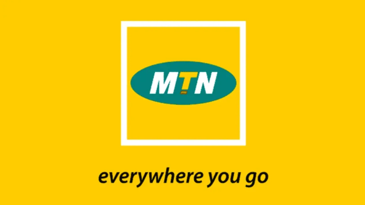 ماذا سيحدث لمشتركي MTN بعد منح الرخصة الجديدة؟ وكيف سيتغير سوق الاتصالات السوري؟ محمد المعراج | فريق التحرير دخل ملف المشغل الخليوي الجديد في سوريا مرحلته الأكثر حساسية، بعد انتقال عملية منح الرخصة إلى مرحلة ما بعد فتح العروض المالية، وفق الجدول الرسمي المنشور على منصة الترخيص التابعة لوزارة الاتصالات وتقانة المعلومات. هذه الخطوة لا تعني فقط اقتراب إعلان اسم المشغل الفائز، بل تفتح أيضاً الباب أمام سؤال أكبر يهم ملايين السوريين: ماذا سيحدث لمشتركي MTN؟ وهل ستتغير جودة الاتصالات والإنترنت فعلاً؟ الرخصة الجديدة، الممتدة لعشرين عاماً، تأتي في سياق إعادة تنظيم سوق الاتصالات الخليوية في سوريا، بعد إعلان وزارة الاتصالات إطلاق منافسة عالمية لرخصة جديدة تحل محل رخصة MTN Syria، وذلك ضمن برنامج أوسع لتحديث القطاع وتعزيز البنية الرقمية. ووفق ما أعلنته سانا سابقاً، فإن الطرح الجديد يستهدف جذب مشغل قادر على المساهمة في تحديث قطاع الاتصالات، وفتح المجال أمام استثمارات جديدة في الشبكات والخدمات. مناقصة ليست عادية في ظاهر الأمر، نحن أمام مناقصة رخصة تشغيل جديدة. لكن في العمق، هذا الملف يتجاوز فكرة دخول شركة وخروج أخرى. قطاع الاتصالات الخليوية في سوريا لم يعد مجرد خدمة مكالمات ورسائل، بل صار عصباً أساسياً للحياة اليومية: العمل، التعليم، الخدمات المالية، التجارة، الإعلام، صناعة المحتوى، التواصل الاجتماعي، وحتى الخدمات الحكومية الرقمية. لهذا السبب، فإن منح رخصة مشغل جديد سيكون من أهم القرارات التنظيمية في قطاع الاتصالات السوري خلال السنوات الأخيرة. فالرخصة الجديدة لن تحدد فقط هوية المشغل الذي سيحل محل MTN، بل ستحدد أيضاً طبيعة السوق خلال السنوات القادمة: حجم الاستثمار، مستوى المنافسة، جودة الخدمة، آلية حماية المشتركين، ومستقبل الإنترنت المحمول. بحسب منصة الترخيص الرسمية، تضمن الجدول المحدث عدة مراحل رئيسية، من استقبال الأسئلة والطلبات، إلى إعلان نتائج التأهيل، وصولاً إلى فتح العروض المالية المغلقة في الأول من حزيران/يونيو 2026. وهذا يعني أن الملف دخل فعلياً منطقة الحسم الفني والمالي، بانتظار إعلان القرار النهائي. ماذا عن مشتركي MTN؟ هذا هو السؤال الأكثر حساسية بالنسبة للمستخدمين. ملايين المشتركين لا يعنيهم كثيراً اسم الشركة الجديدة بقدر ما يعنيهم مصير خطوطهم، أرقامهم، باقاتهم، أرصدتهم، وتغطيتهم اليومية. من الناحية العملية، من غير المنطقي أن يؤدي الانتقال إلى انقطاع مفاجئ أو فقدان أرقام المشتركين، لأن أي عملية ترخيص بهذا الحجم يجب أن تتضمن خطة انتقال واضحة تحفظ استمرارية الخدمة. لكن إلى حين صدور تفاصيل رسمية، تبقى الأسئلة مفتوحة: هل تنتقل قاعدة المشتركين تلقائياً إلى المشغل الجديد؟ هل تتغير الباقات؟ هل تبقى الأرقام كما هي؟ كيف سيتم التعامل مع الرصيد والخدمات المفعّلة؟ وهل ستظهر مرحلة انتقالية باسم تجاري جديد أو إدارة تشغيلية جديدة؟ الجواب النهائي لهذه الأسئلة يجب أن يأتي من وزارة الاتصالات والمشغل الفائز عند الإعلان الرسمي. لكن المؤكد أن أي اضطراب في مرحلة الانتقال سيؤثر على ثقة الناس بالسوق، لذلك ستكون إدارة هذا الملف اختباراً مبكراً لقدرة المشغل الجديد على التعامل مع جمهور واسع وحساس. هل تتحسن جودة الخدمة؟ الرهان الأكبر في هذه الرخصة ليس الإعلان، بل التحسن الملموس في الخدمة. المستخدم السوري لا ينتظر بياناً رسمياً بقدر ما ينتظر فرقاً حقيقياً في الإشارة وسرعة الإنترنت واستقرار الاتصال. تحسين الخدمة يحتاج إلى استثمارات مباشرة في المحطات، الشبكات، البنية الناقلة، أنظمة التشغيل، وخدمة العملاء. كما يحتاج إلى مؤشرات أداء واضحة تراقبها الجهات التنظيمية، مثل نسب التغطية، متوسط سرعة الإنترنت، معدلات انقطاع الخدمة، زمن الاستجابة للشكاوى، وجودة الاتصال في المدن والأرياف. إذا كانت الرخصة الجديدة مرتبطة بالتزامات استثمارية وتشغيلية حقيقية، فقد نشهد تدريجياً تحسناً في المناطق التي تعاني من ضعف التغطية أو بطء الإنترنت. أما إذا اقتصر التغيير على تبديل إداري أو تجاري، فلن يشعر المواطن بفارق كبير. الجيل الخامس… وعد أم واقع قريب؟ ارتبط الحديث عن المشغل الجديد أيضاً بخدمات الجيل الخامس. وهذا ملف مهم، لكنه يحتاج إلى دقة تحريرية. حتى الآن، لا يعني فتح العروض المالية أن خدمات 5G ستبدأ فوراً في دمشق أو غيرها من المحافظات. الجيل الخامس يحتاج إلى تجهيزات، ترددات، شبكة ألياف داعمة، استثمارات كبيرة، وأجهزة مستخدمين قادرة على الاستفادة من التقنية. لكن الرخصة الجديدة قد تمهد فعلاً لمسار تحديث طويل الأمد، يبدأ بتحسين الجيل الرابع وتوسيع التغطية ورفع استقرار الشبكة، ثم الانتقال تدريجياً إلى خدمات أحدث. لذلك، فإن السؤال الواقعي اليوم ليس: متى نرى 5G؟ بل: هل ستتحسن شبكة 4G أولاً؟ وهل سيصبح الإنترنت المحمول أكثر استقراراً وسرعة؟ بالنسبة للمستخدم، لا قيمة لأي شعار تقني إذا بقيت التجربة اليومية ضعيفة. المهم ليس اسم الجيل، بل جودة الاتصال. الأسعار والباقات: هل تنخفض أم ترتفع؟ من الطبيعي أن يسأل المستخدمون عن الأسعار. دخول مشغل جديد قد يخلق بيئة أكثر تنافسية، وقد يدفع نحو عروض وباقات أكثر تنوعاً. لكن في الوقت نفسه، أي مشغل يدخل عبر رخصة طويلة الأمد واستثمارات كبيرة سيبحث عن نموذج مالي مستدام لاسترداد تكاليفه. لذلك، لا يمكن الجزم بأن الأسعار ستنخفض فوراً. الأرجح أن التغيير سيظهر تدريجياً عبر إعادة تصميم الباقات، تحسين جودة الخدمة مقابل السعر، وربما إدخال خدمات مضافة جديدة. أما الانخفاض الحقيقي في الأسعار فيحتاج إلى منافسة فعلية، وتنظيم واضح، وشفافية في قياس جودة الخدمة. المشكلة في سوق الاتصالات ليست السعر وحده، بل العلاقة بين السعر والجودة. المستخدم قد يقبل بدفع تكلفة منطقية إذا حصل على إنترنت مستقر، تغطية واضحة، وباقة مفهومة لا تُستهلك بطريقة غامضة. سوق الاتصالات بعد MTN خروج MTN من السوق السورية بصيغتها الحالية وفتح المجال أمام رخصة جديدة يمثلان تحوّلاً مهماً في بنية السوق. فالأمر لا يتعلق فقط بمشغل جديد، بل بإعادة تعريف العلاقة بين الدولة، المشغلين، المستثمرين، والمستخدمين. إذا نجح هذا المسار، قد يتحول قطاع الاتصالات إلى بوابة أوسع للاستثمار في الاقتصاد الرقمي، من مراكز البيانات إلى الدفع الإلكتروني، ومن خدمات الإنترنت إلى التطبيقات المحلية، ومن البنية التحتية إلى الشركات الناشئة. لكن هذا النجاح مشروط بثلاثة عوامل أساسية: شفافية الإعلان، وضوح الالتزامات، ومراقبة التنفيذ بعد منح الرخصة. فالترخيص ليس نهاية القصة، بل بدايتها. ماذا يجب أن تراقب «أول بايت» في المرحلة القادمة؟ خلال الأيام أو الأسابيع المقبلة، ستكون هناك مجموعة مؤشرات يجب متابعتها بدقة: أولاً، اسم الشركة الفائزة وخلفيتها التشغيلية. هل تملك خبرة إقليمية؟ هل تدير شبكات واسعة؟ هل لديها قدرة مالية وفنية حقيقية؟ ثانياً، خطة الانتقال الخاصة بمشتركي MTN. هذا هو الملف الأكثر حساسية جماهيرياً، ويجب أن يكون واضحاً وبسيطاً للمستخدمين. ثالثاً، حجم الاستثمار المعلن وجدوله الزمني. فالأرقام الكبيرة لا تكفي ما لم تكن مرتبطة بمراحل تنفيذ واضحة. رابعاً، التزامات التغطية والجودة. هل ستكون هناك مؤشرات قياس معلنة؟ وهل سيعرف المستخدم ما الذي يفترض أن يتحسن ومتى؟ خامساً، مستقبل الجيل الخامس والخدمات المتقدمة. ليس من زاوية الترويج، بل من زاوية الجاهزية التقنية والفعلية. في الختام منح رخصة المشغل الخليوي الجديد في سوريا قد يكون بداية مرحلة مختلفة في سوق الاتصالات، لكنه لن يكون تحولاً حقيقياً إلا إذا انعكس على حياة الناس اليومية. المستخدم السوري لا ينتظر تغيير الشعار على شاشة الهاتف فقط، بل ينتظر شبكة أقوى، إنترنت أسرع، باقات أوضح، خدمة عملاء أفضل، وانقطاعات أقل. أما السوق، فينتظر مشغلاً قادراً على الاستثمار طويل الأمد، لا مجرد إدارة انتقالية لواقع قديم. حتى الآن، دخل الملف مرحلة الحسم، لكن الحكم النهائي لن يكون عند إعلان اسم الفائز، بل بعد أن تبدأ الأسئلة الصعبة: هل تحسنت الخدمة؟ هل حُميت حقوق المشتركين؟ هل أصبحت الاتصالات أكثر عدالة وكفاءة؟ وهل صار قطاع الخليوي جزءاً من التحول الرقمي فعلاً، لا مجرد ملف ترخيص جديد؟